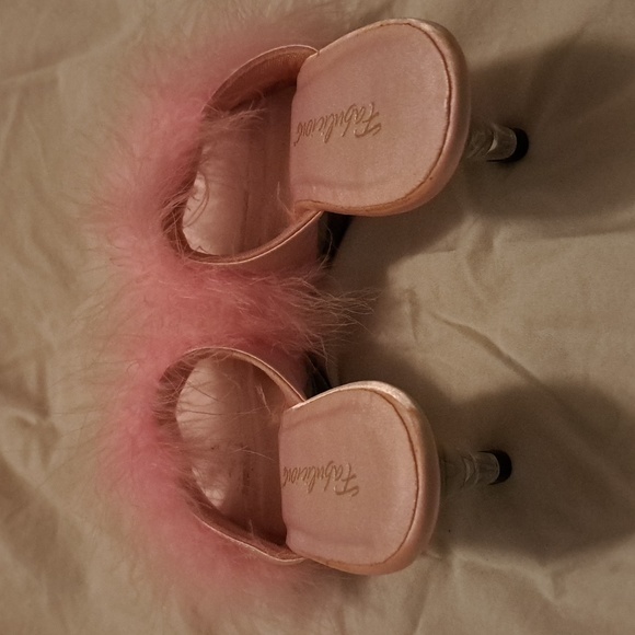 Fabulicious Size 7 Pink Heels - Picture 3 of 9